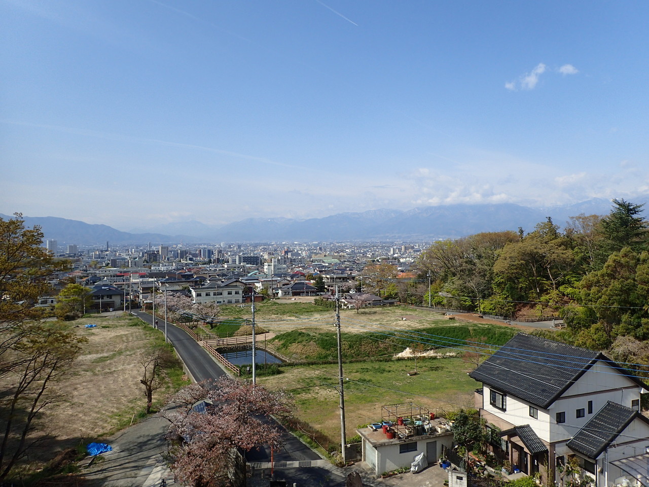 竜ヶ池から見た躑躅ヶ崎館と甲府市街
