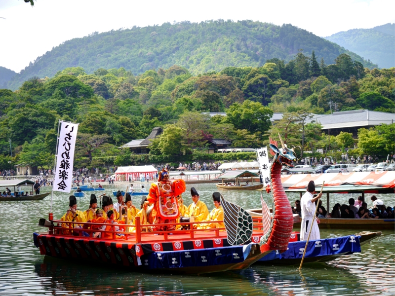 京都新聞写真コンテスト　小倉山と雅な舟遊び