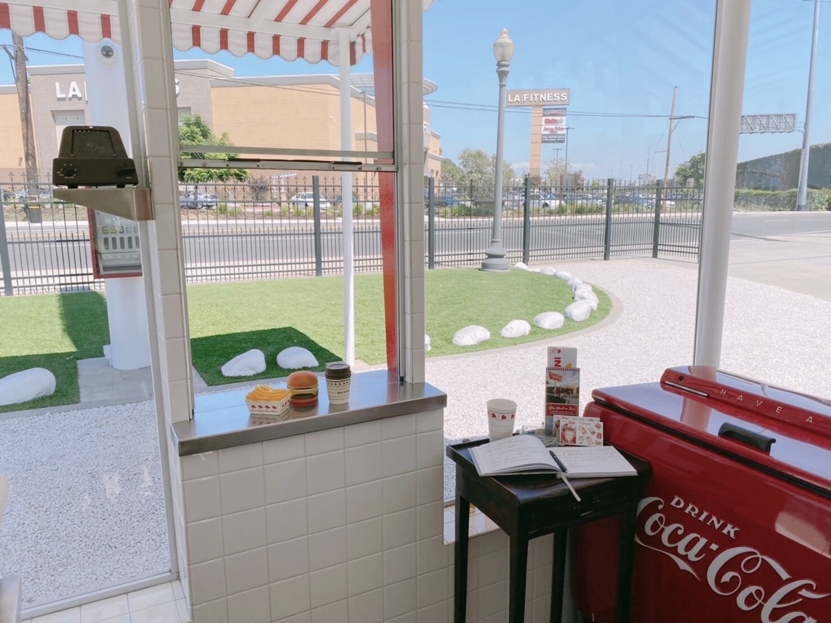 in n out カリフォルニア ストリングスライト インアンドアウト