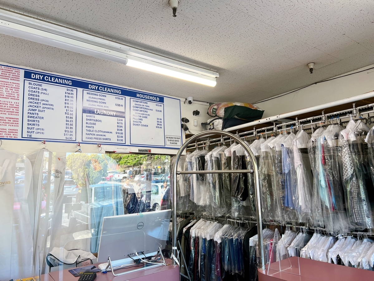 海外蚤の市で購入した古い洗剤会社の看板 Falling in Love with Vintage Finds at Tokyo's Biggest Antique