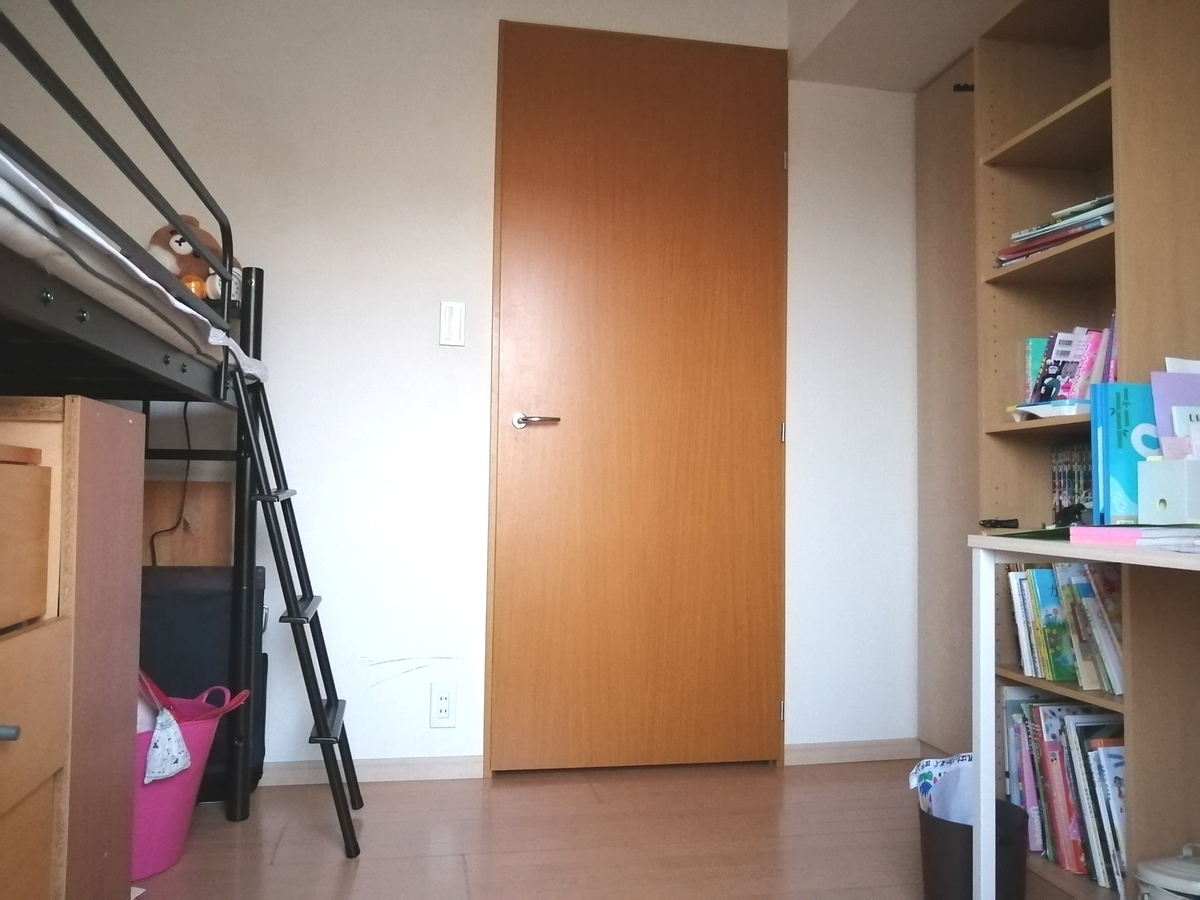 4畳半の子供部屋 ロフトベッドと机 本棚も並べ コンパクトながらスッキリした部屋が完成 働く母 両立メモ