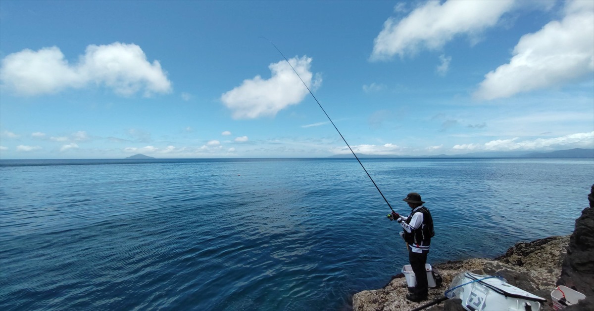 安満地の磯カンノンと透き通る海に青い空