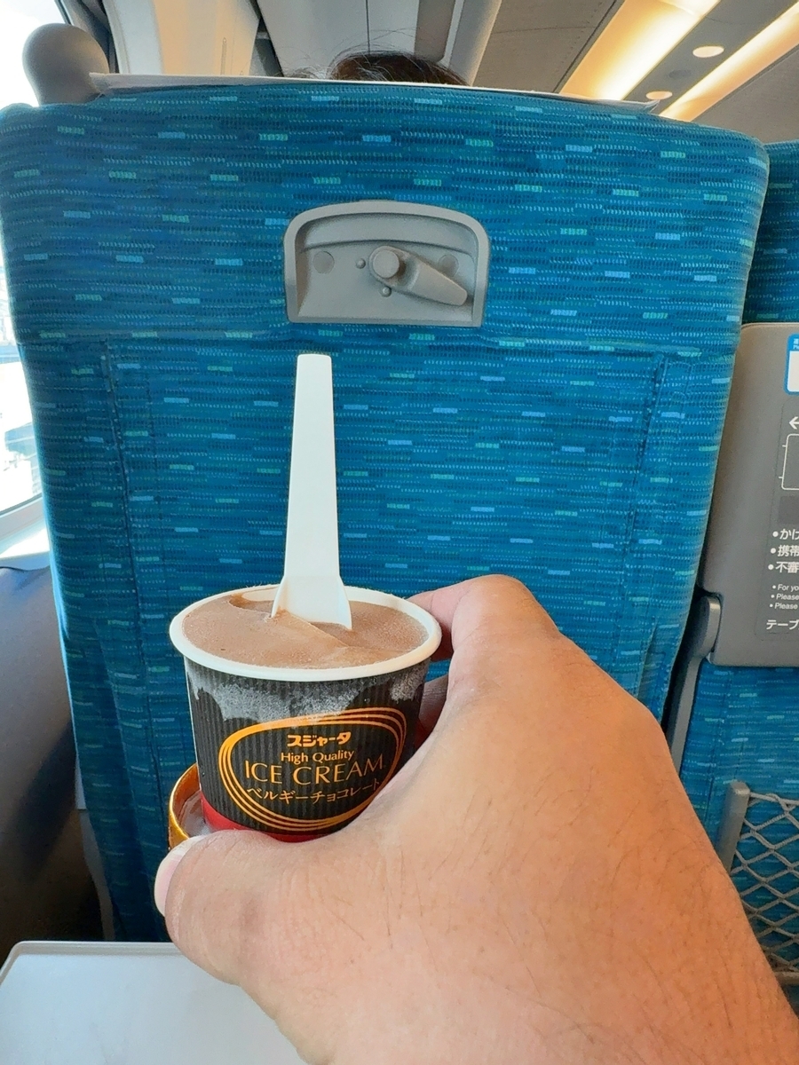ｼﾝｶﾝｾﾝｽｺﾞｲｶﾀｲﾜｹﾃﾞﾊﾅｲｱｲｽ（売店で買ったので固くないチョコレートアイス）