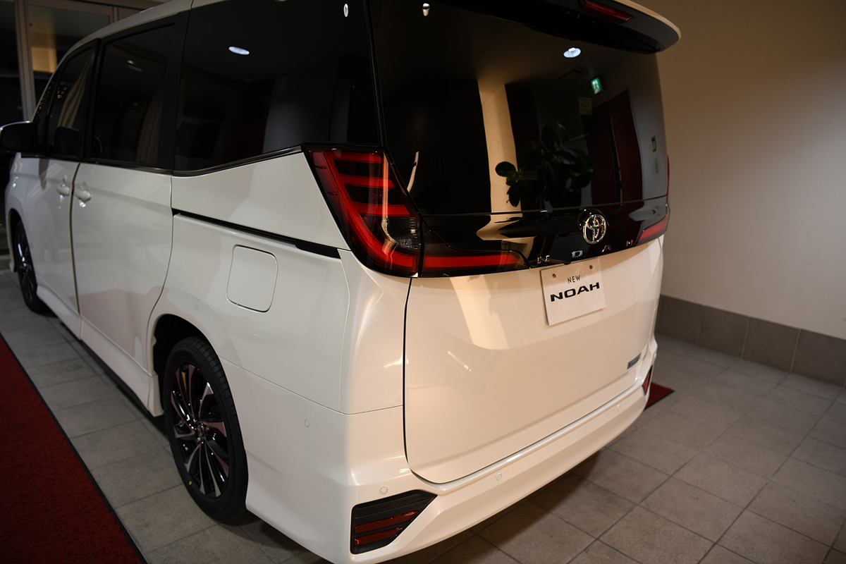 新型ノアヴォクシー90系の車中泊グッズ紹介 カーテンいらずプライバシーサンシェードはインテリアカスタムにもおすすめ 納車までに揃えたいアイテム第一位 車中泊の達人ブログ