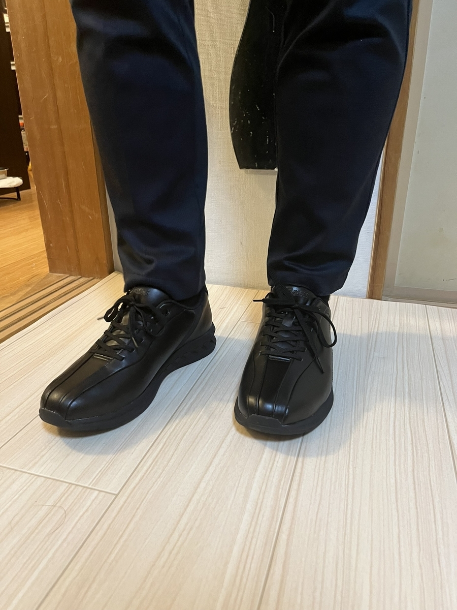 スーツにも合う革靴風のスニーカーアシックスのGEL Wander - campdog