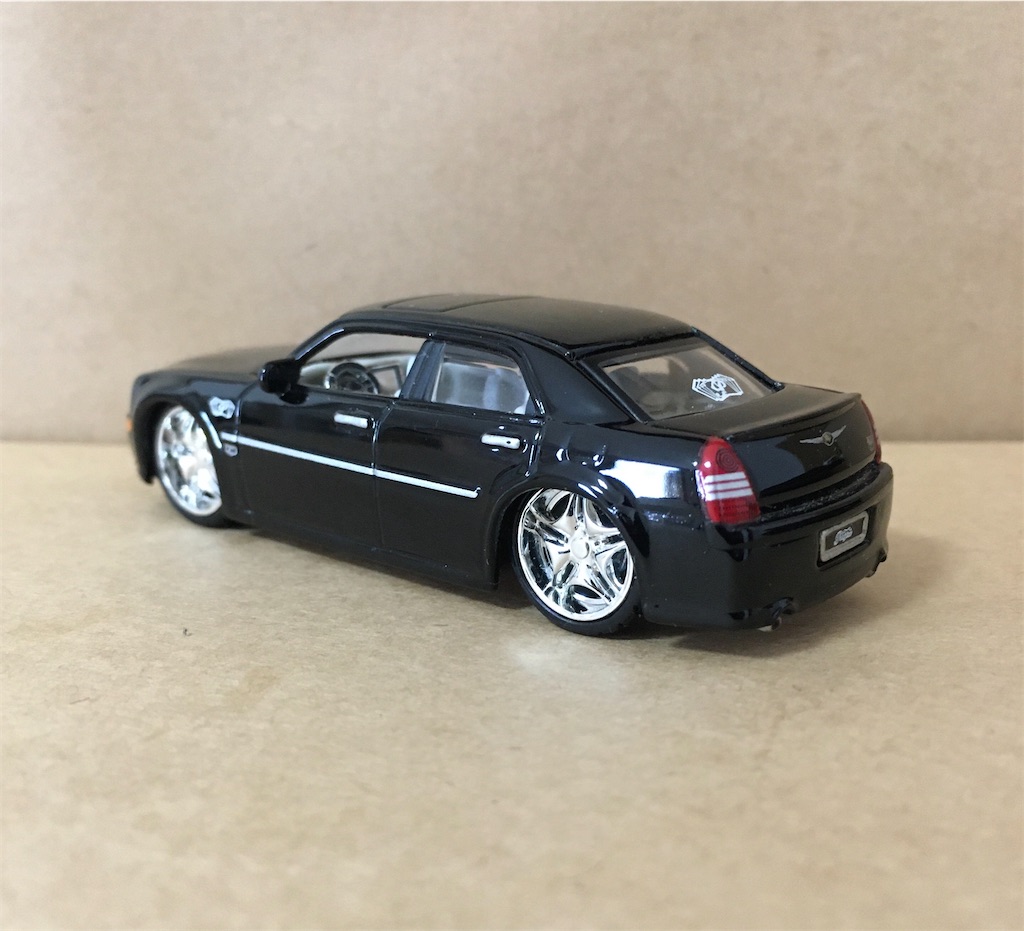 CHRYSLER 300C HEMI WHITE MAISTO LUXURY DIE-CAST COLLECTION 1