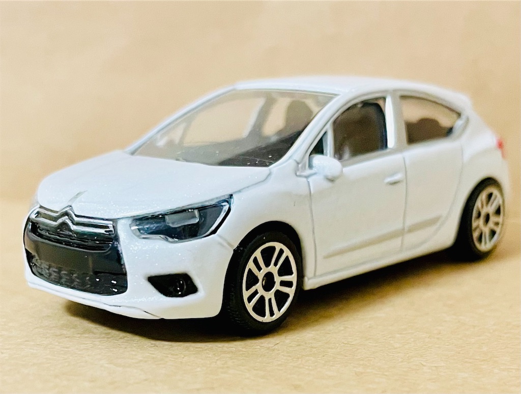 Voiture Miniature Majorette Citroën DS4 Marron Métallisé 1:64 - Modèle Collecteur 2015 - Sans Boîte