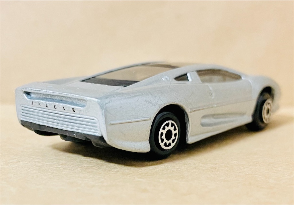 ジャガー★ＸＪ２２０★名前の由来は最高速度２２０マイルを目指した車★ミニカー ジャガー☆XJ220☆名前の由来は最高速度220マイルを