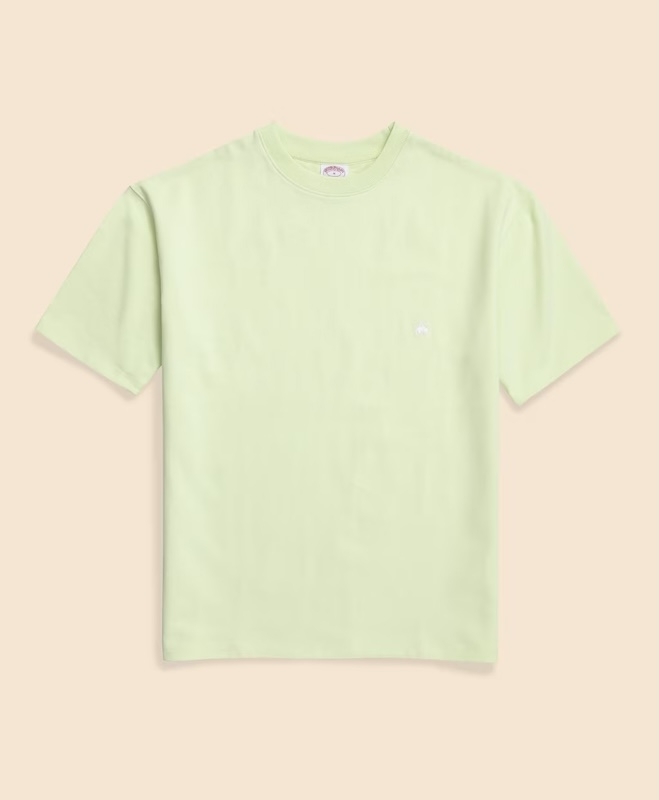 薄緑色のTシャツ