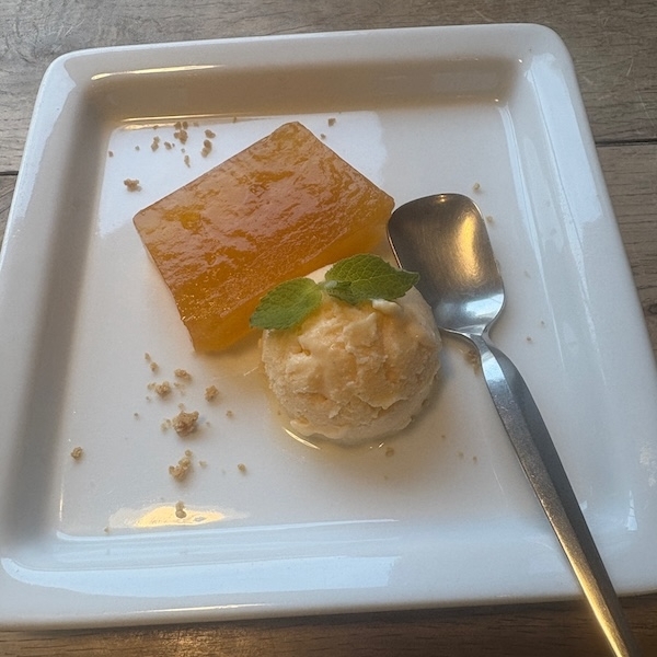 杏のゼリーとバニラアイスクリーム