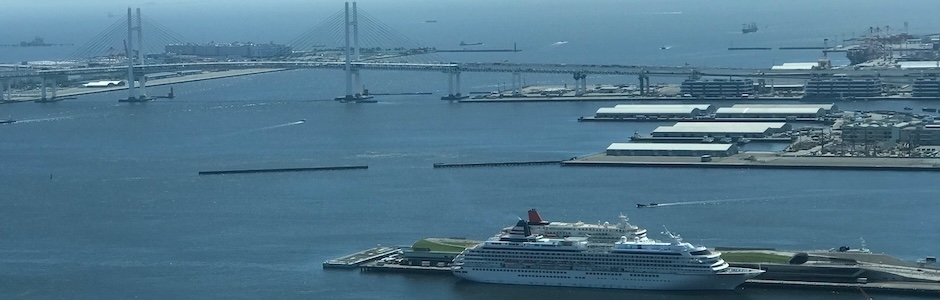 ランドマークタワーから見下ろす大桟橋と飛鳥2