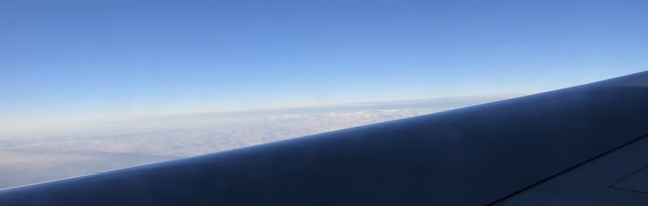 飛行機の窓から見た翼