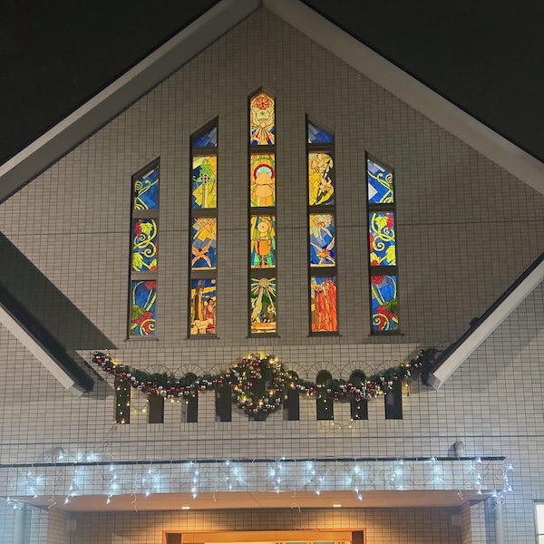 クリスマスの飾りをつけた教会