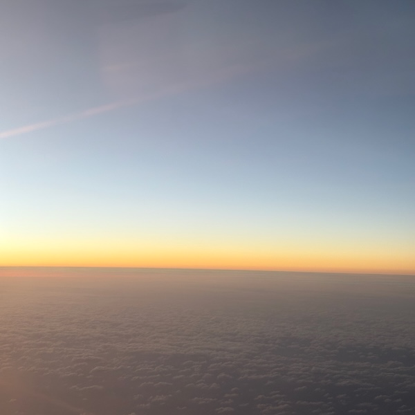飛行機の窓から見た黄昏
