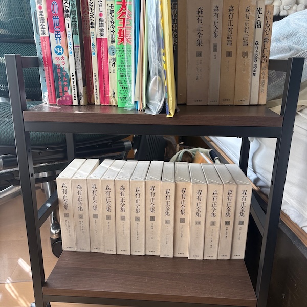 森有正全集を収納したワゴン