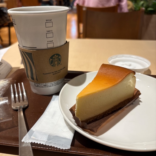 スタバのチーズケーキとコーヒー