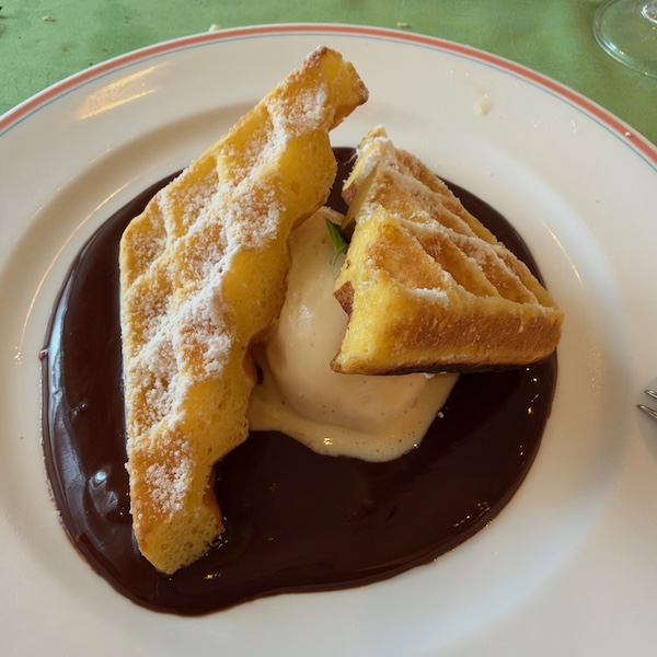 ワッフルとチョコレート
