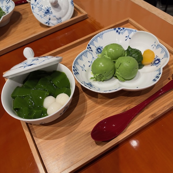 抹茶ゼリーとアイスクリーム