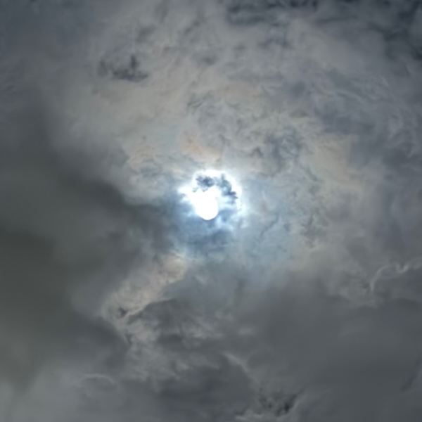 雲の合間に見える月