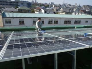 太陽光パネルの清掃中です。