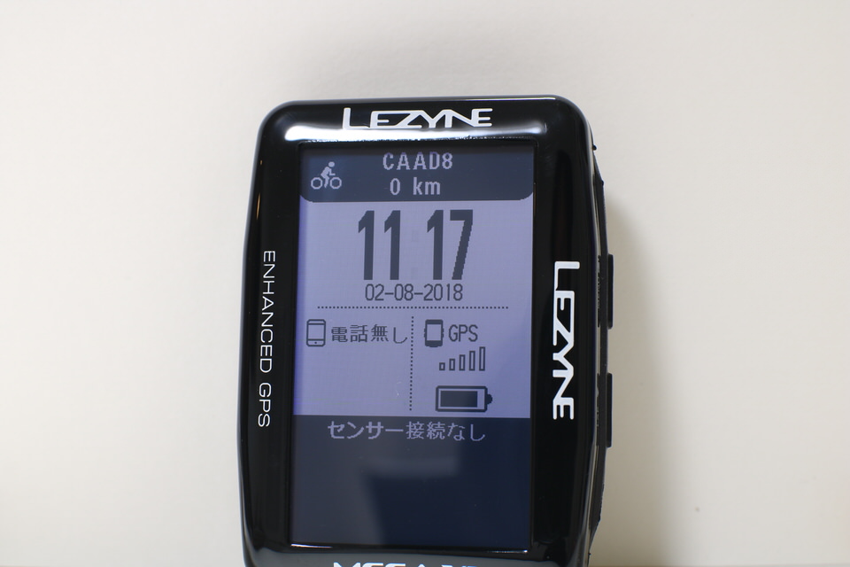 LEZYNE MEGA XL GPS(レザイン メガ XL GPS)液晶を斜めから見た写真。視認性が良い。