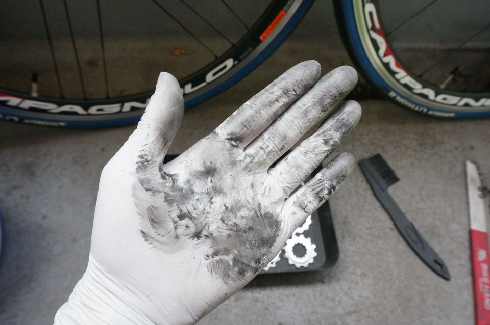 ロードバイクのコンポ交換にはゴム手袋があると便利