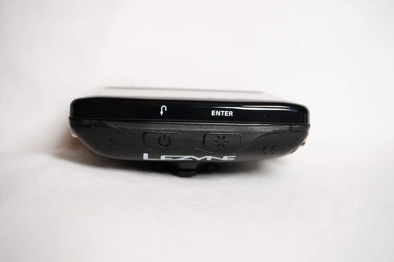 LEZYNE MEGA XL GPS(レザイン メガ XL GPS)の右側面の物理ボタンに注目した写真