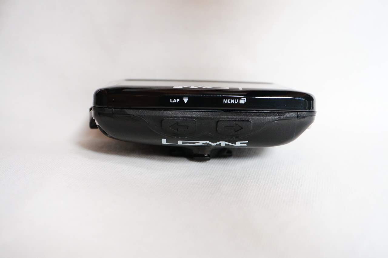 LEZYNE MEGA XL GPS(レザイン メガ XL GPS)の左側面の物理ボタンに注目した写真