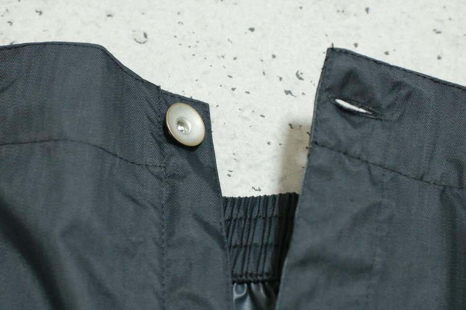 「FUBAR RAINPANTS JOGGER」のウエストはボタンで締める