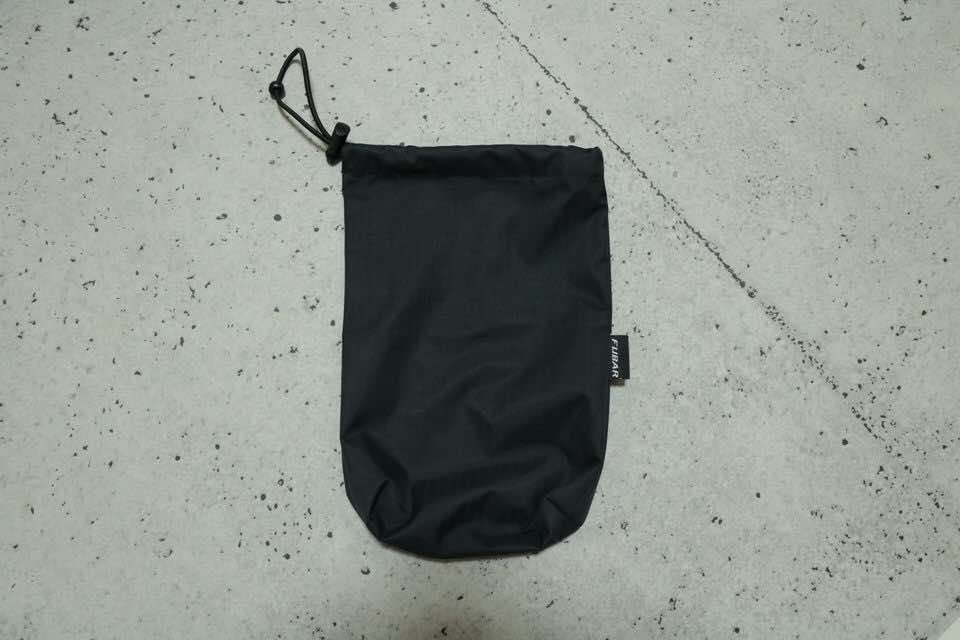 「FUBAR RAINPANTS JOGGER」の収納袋