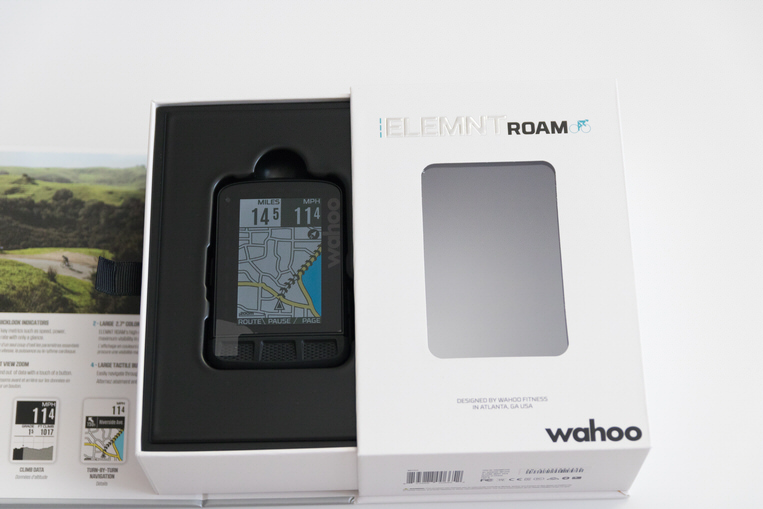 Wahoo ELEMNT ROAMの化粧箱をスライドさせると本体がでてくる