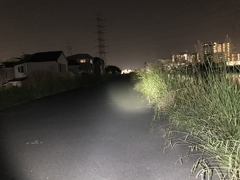 ハンドルマウントに取り付け遠方照射した写真