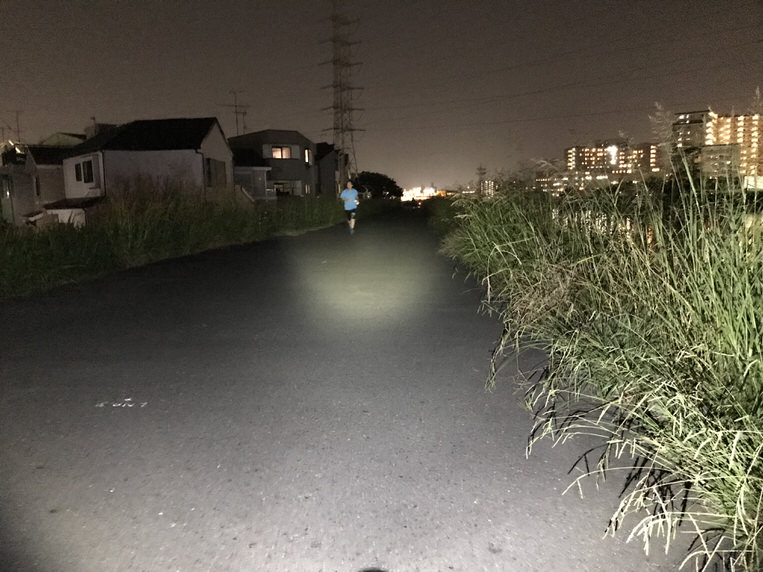 R250 ライトブラケットに取り付け遠方照射した写真