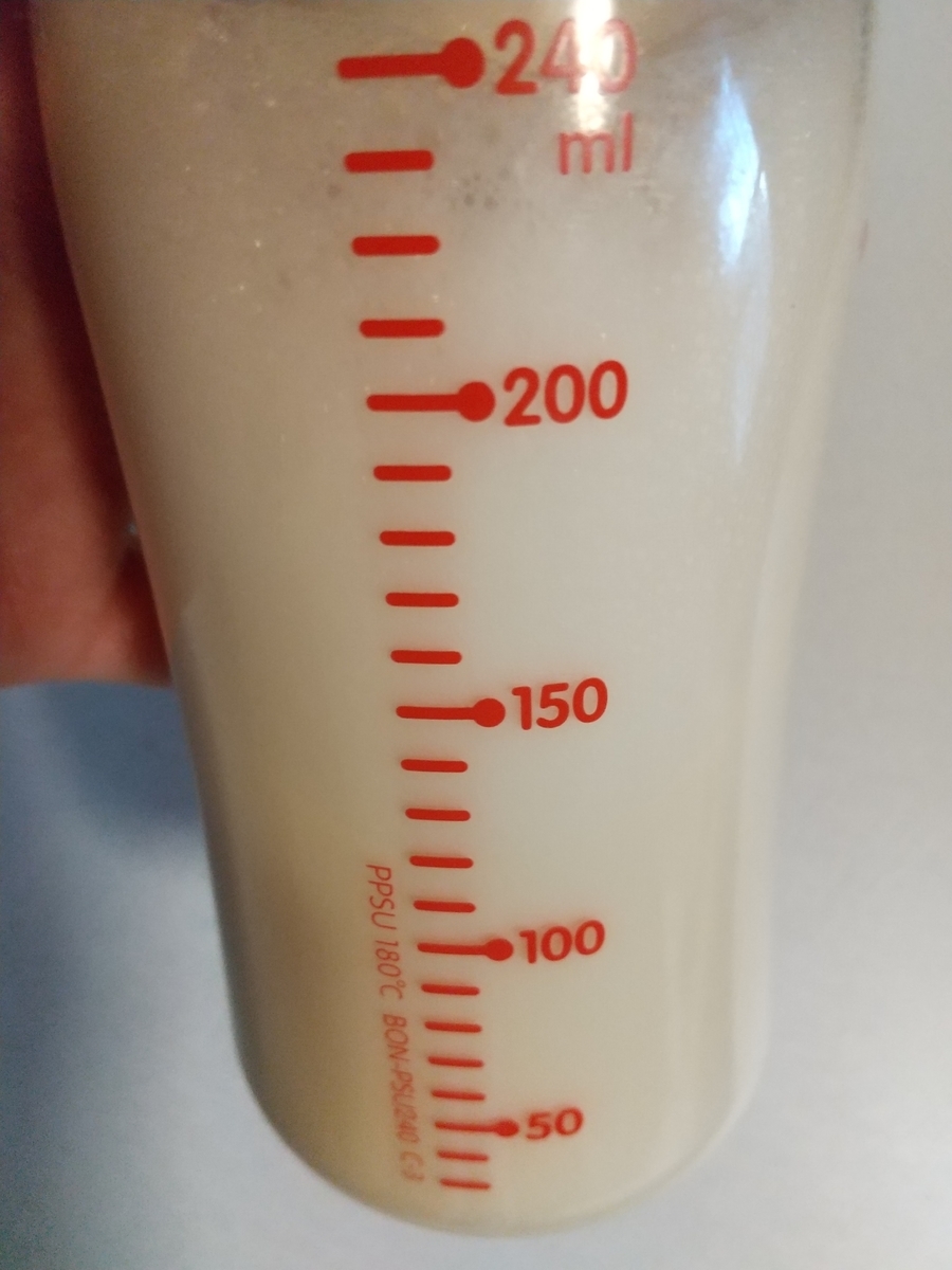 離乳食初期6日目 カゴメのトマトペーストを水で薄めて加熱し 離乳食にしました 知育プット