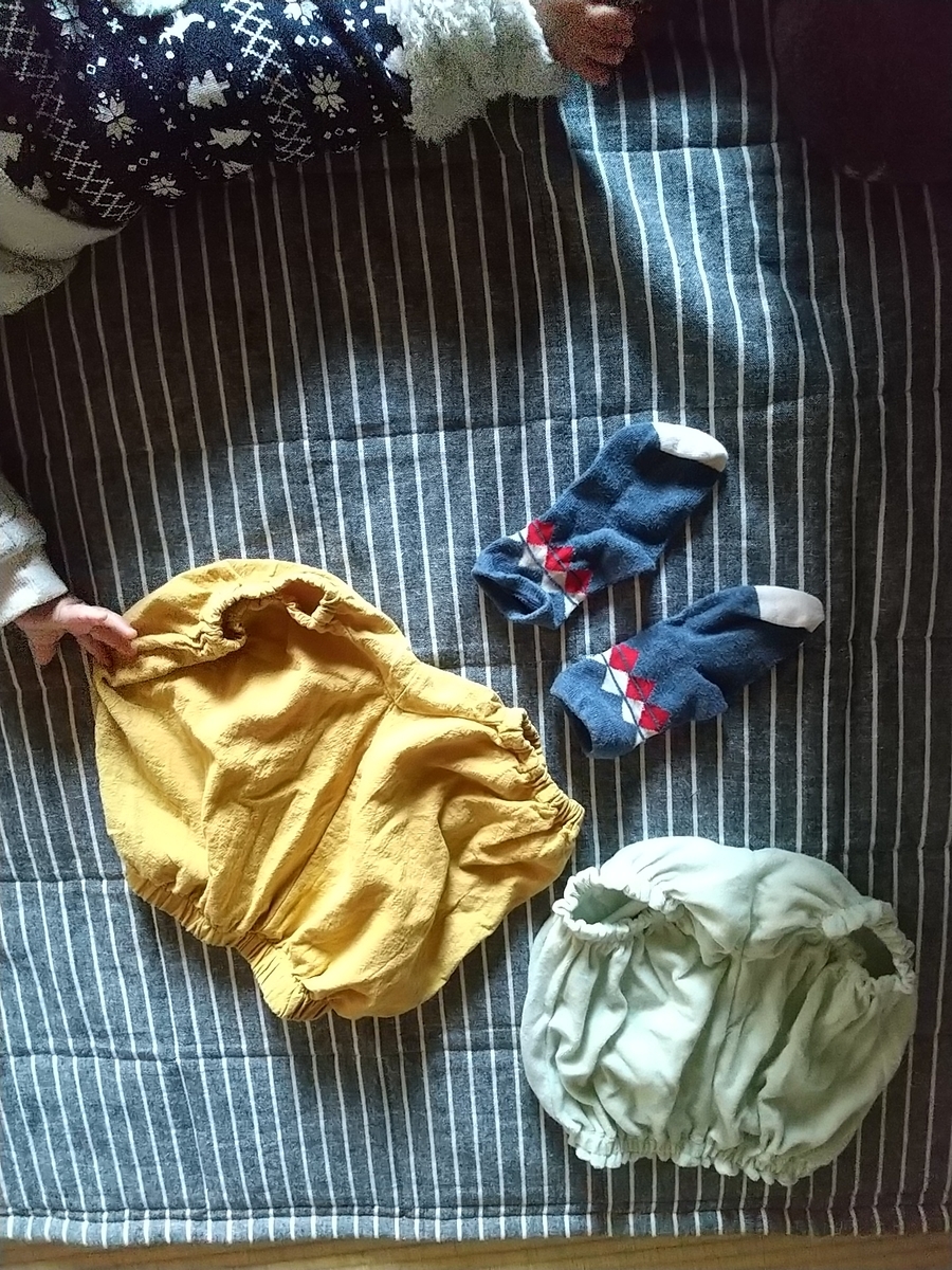 ベビー服のかぼちゃパンツはいつから履ける 男の子のコーデも紹介 生後4ヶ月の赤ちゃんからがおすすめ 知育プット