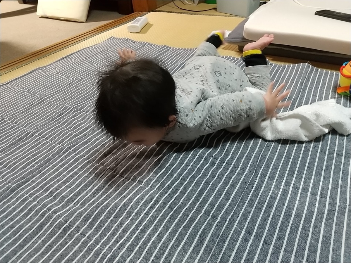 昼と夜の新生児の寝る場所 私は変えてない ベビー布団で寝る 知育プット