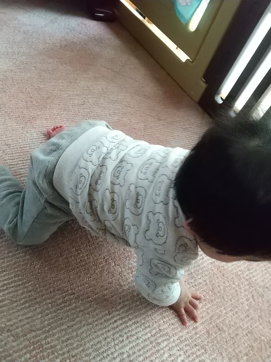 赤ちゃんが腕を振り回す笑 そして 右手で床をバンバン叩く 保育士うたのサイト