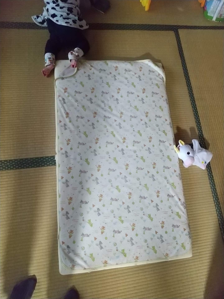 赤ちゃんの夜の寝返り 朝見たら ベビー布団から落ちてる はみ出てる 保育士うたのサイト