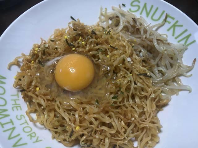 チキンラーメン焼そばプラス玉子