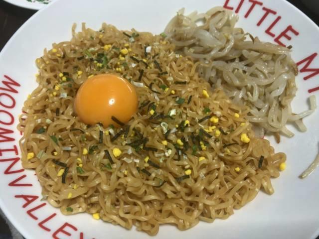 チキンラーメン焼そばプラス黄身
