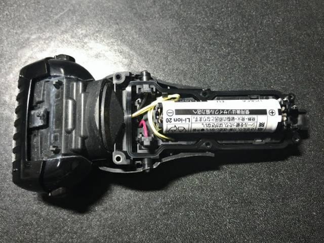ラムダッシュの新しいバッテリーを装着したところ