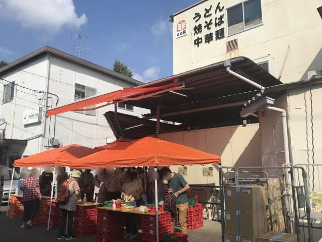 横浜丸紀製麺工場の直売会の様子1