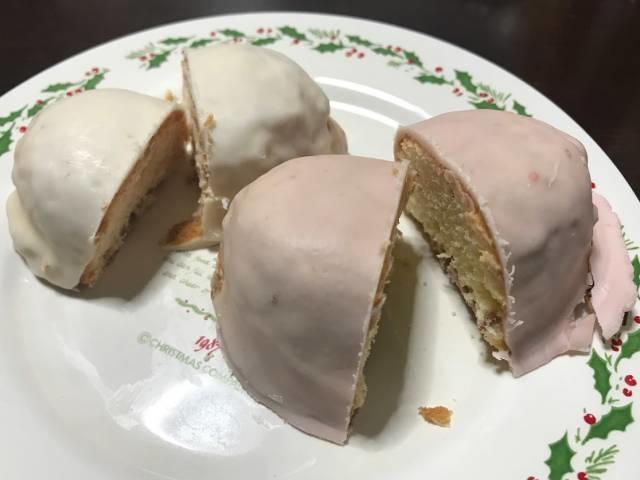f:id:uwano-sora:20201005172749j:plain カットした白桃のケーキ(左)とストロベリーケーキ(右)