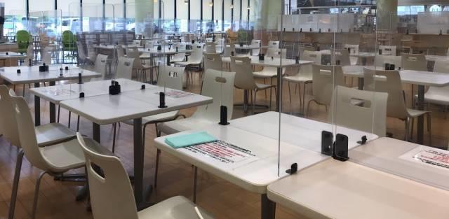 パーティションで分断されたフードコート
