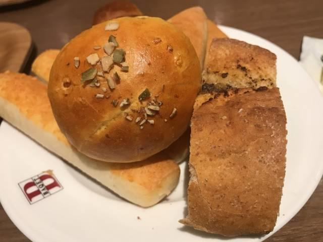 f:id:uwano-sora:20201106163905j:plain バケットの食べ放題のパン