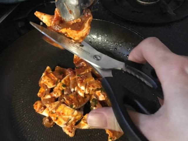 f:id:uwano-sora:20201110192912j:plain 料理ばさみで豚肉をカット