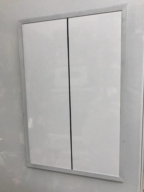 ホワイトボードに縦のラインを引いたところ