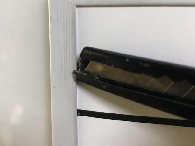 ホワイトボードの枠にラインの末端を隠すところ