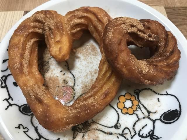 豆腐チュロスにお好みでシナモンシュガーなどをふりかけて