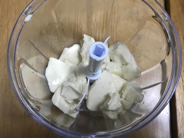 みじん切りチョッパーに豆腐を入れる